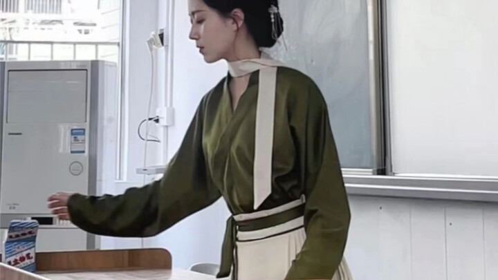 When you have an art teacher who likes to wear Hanfu