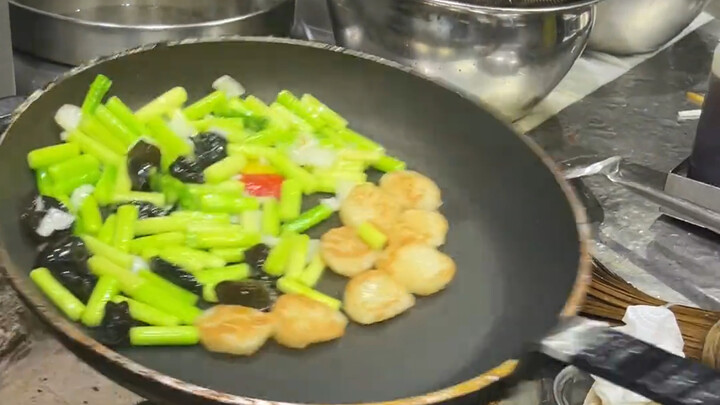 Mọi người thường nói đầu bếp Quảng Đông mà không có chảo hai tai thì chẳng biết xào nấu gì? Hôm nay 