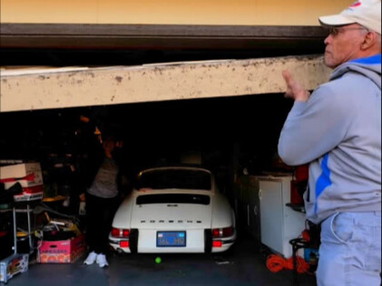 Một cặp vợ chồng da đen già đã bỏ lại trong ga-ra một chiếc Porsche 911 đời đầu từ 55 năm trước — và