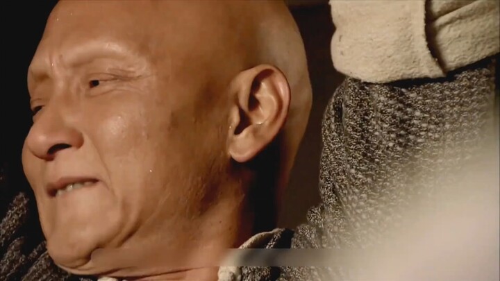 Chu Lão Đại nghẹn ngào chặt đứt cánh tay của người anh em thân thiết, từ đó Châu Vệ Quốc không còn b