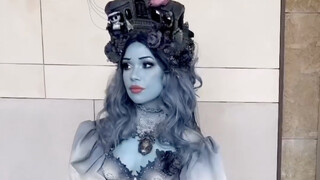 الفتاة تحول فستان زفاف اشترته من متجر مستعمل إلى زي عروس زومبي