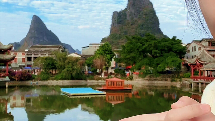 ฉันเดินเข้าไปในเมืองที่แม้แต่บทกวีหรือภาพวาดก็ยากจะถ่ายทอดได้