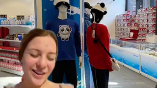 北京冬奥会-外国女运动员买了顶熊猫帽子