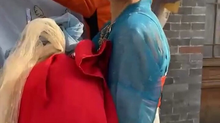 Two Beauties at a Luoyang Scenic Spot Hire a Runner to Build a Hidden Hut with Bed Sheets for a Hanf