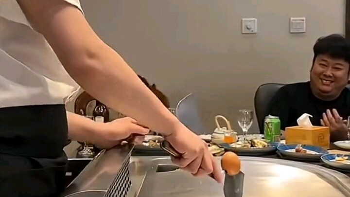 Video koki Tiongkok ini meledak di mancanegara, meraih 130 juta penayangan. Aksi memasak yang penuh 