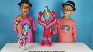 钢铁飞龙奥特曼给小泽带来欧布益智变形手表玩具，还可以投影玩