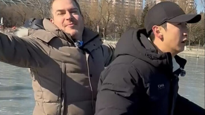 Vì không hiểu biết, cô con dâu mập cứ nhất quyết bắt anh Vũ Đại Tĩnh tập trượt băng.