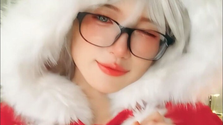 When an abstract anchor wants to start wiping the glass, she can't help it... Abstract... Christmas 