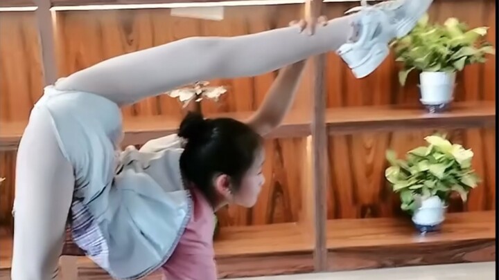 晴晴270度劈叉合集｜软功