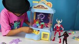 Ozawa membuka kotak dan bermain dengan boneka klip koin dan mainan mesin boneka, ayah dari Otto dan 