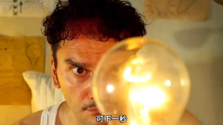 ชายคนหนึ่งกินลูกแก้วเข้าไป แล้วสามารถถุยออกมาเป็นหลอดไฟได้