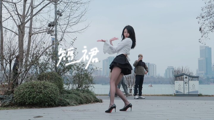 [Nan Da Wang Bu Tou – High Heels] Another short skirt packed with buffs, earning a thumbs-up from a 