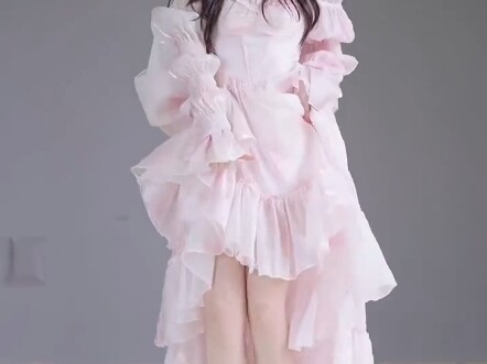 تنورة قصيرة باللون الوردي