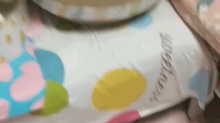 猫姐背着奔奔，成功跳到沙发上，刚想夸它，结果直接把奔奔给扔了