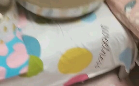 حملت الأخت ماو بنبن على ظهرها وقفزت بنجاح إلى الأريكة، وما إن همّت بأن تمدحه حتى ألقت به فجأة.