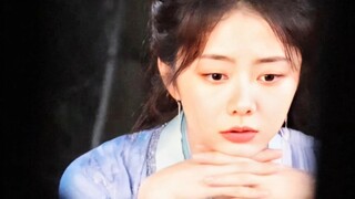 Đôi tay anh diễn xuất rất giỏi, gần như nhào nặn cô vào tận xương tủy, vẻ mặt u sầu cho thấy anh nhấ