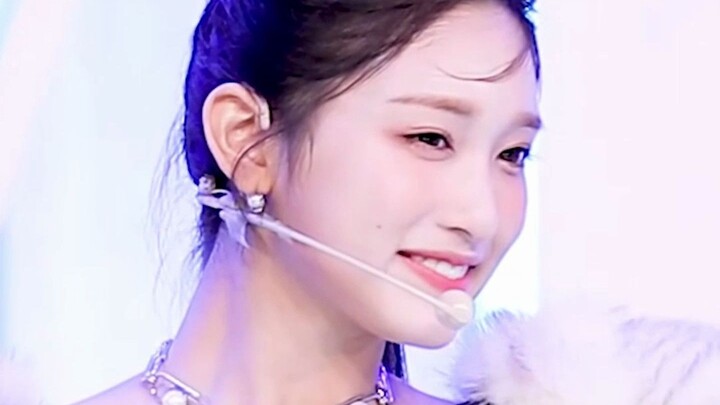 Li Rui: Finally it’s my turn to speak—so cute that I can’t even reach the mic!