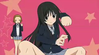 Akiyama Mio saat latihan tinju