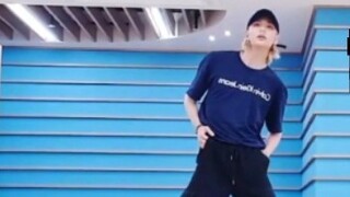 بعد انتشاره بفضل "المرأة المجنونة"، عاد عضو فرقة Stray Kids هوانغ شيان تشين ليؤدي رقصة PSYCHO مرة أخ