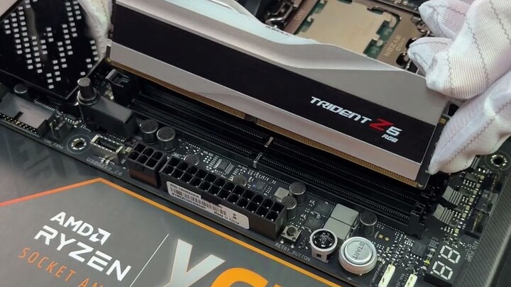 Hễ fan của tôi thấy tác phẩm của tôi là đều chê “mỏ” hết: găng tay mỏ, tuốc nơ vít mỏ, vỏ máy mỏ, dâ