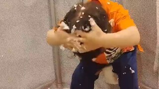 Những hành động bí ẩn của đứa trẻ dễ thương thật buồn cười!