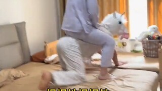 情侣在房间里玩抽象游戏，结果被进来的姐姐撞见！！！