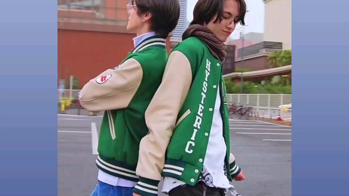 The 2 cool twins😍