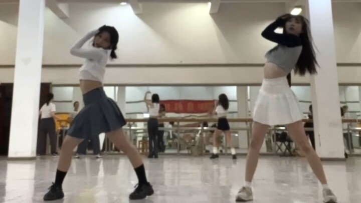 【Attention رقص مقلد】 استمتعت كثيرًا بالرقص في صالة الرقص بالمدرسة مع أغنية Attention^_^ فتاة الجاز س