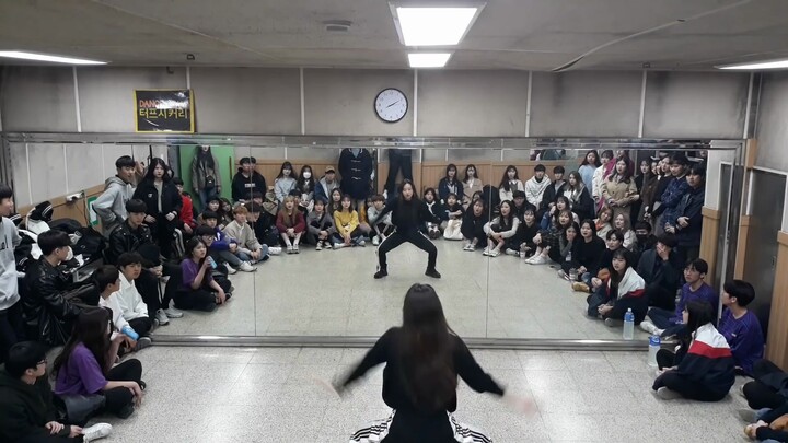 طلاب النادي يرقصون على أغنية Taki Taki - DJ Snake