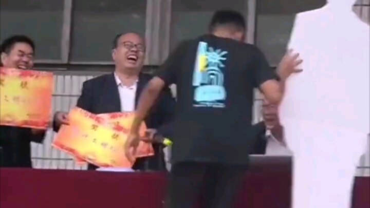 Student carries homeroom teacher onto stage to accept the award—foldable version lets them bow!