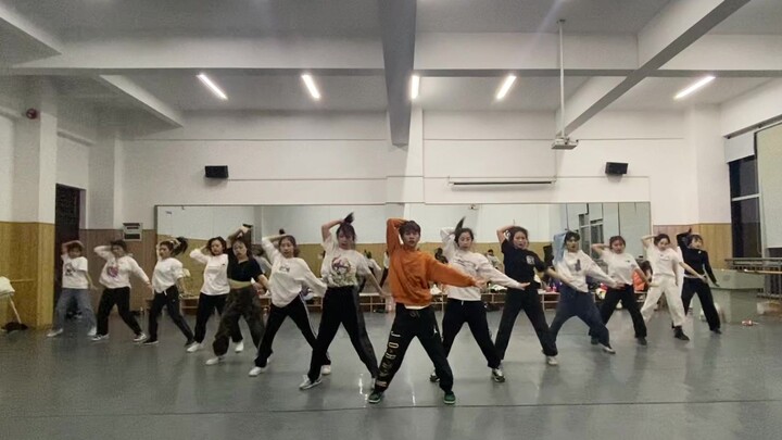 The practice room version of the super exciting group dance stage of "Take Me Down" is here! [Changs