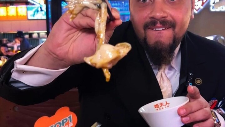 Hari ini apa yang dipesan orang di jalan, itulah yang aku makan