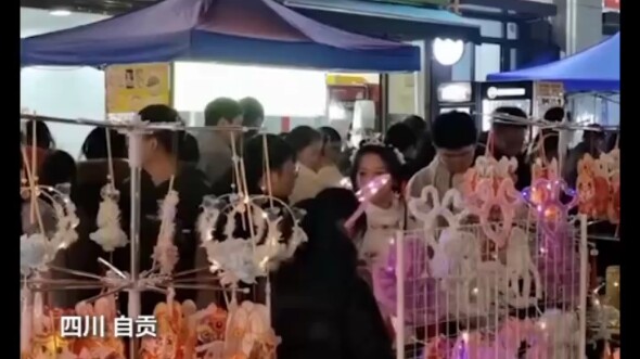 An 11-year-old girl sold toys at a lantern festival during winter break and earned over 10,000 yuan 