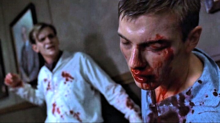 أبٌ شديد الغرابة كهذا، لا بد من ضربه جيدًا!