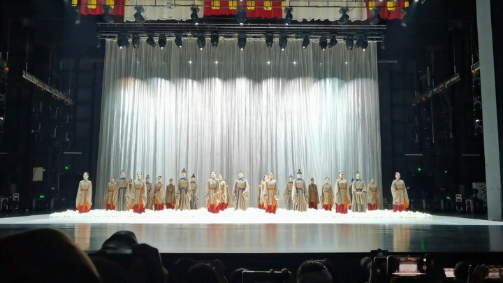 Finally it's my turn to use this background music! The dance drama Dream of Red Mansions ends
