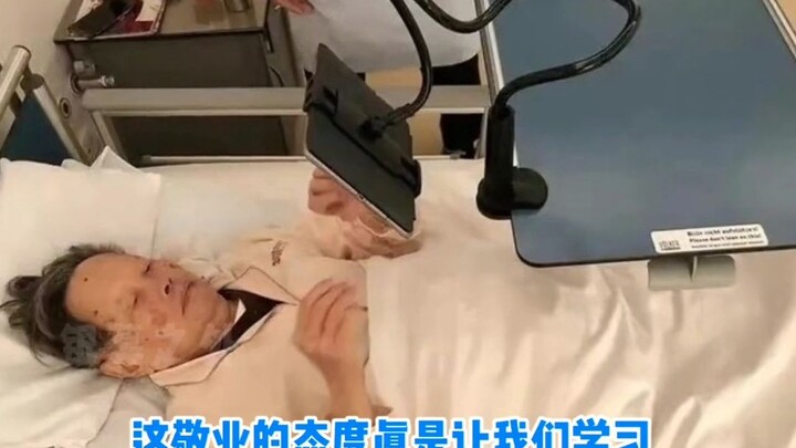 Setelah pesta ulang tahun ke-100, Yang Zhenning terjatuh dan dirawat di rumah sakit, sambil berbarin