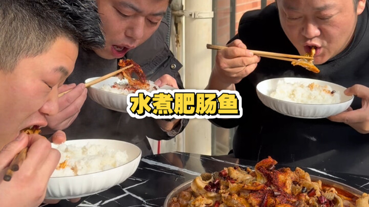 58 đồng mua một con cá trắm đen, 60 đồng mua một cân lòng lợn béo ngậy; Béo Long nấu món “cá trắm đe