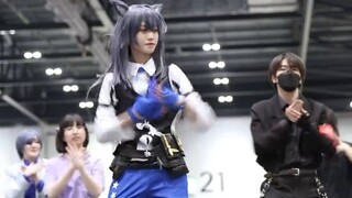 See the aliens at the random otaku dance at the UK Comic Con? [Vertical screen straight shot]