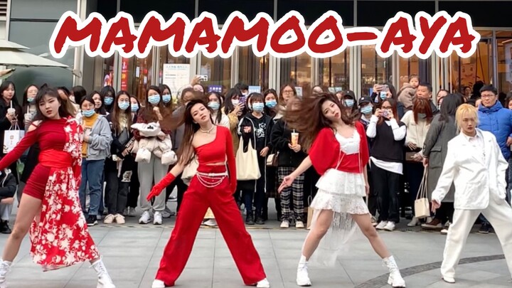 Sekilas tampak seperti MAMAMOO datang! AYA, grup karaoke di Hangzhou, melakukan cover tarian di road