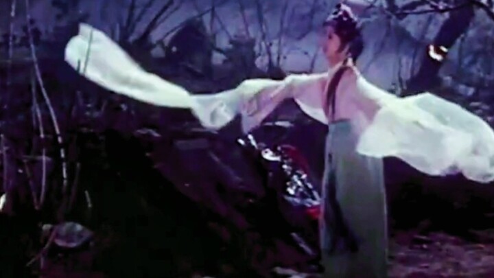 [This scarf is really amazing] It is as light as mist and complements the actor's expressiveness.