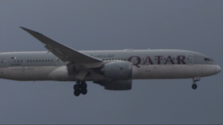 plane quatar airline