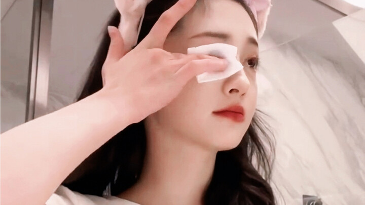 Dosen pembimbing: Apakah kamu bisa tampil tanpa riasan? Zhou Jieqiong: Tentu saja saya siap!