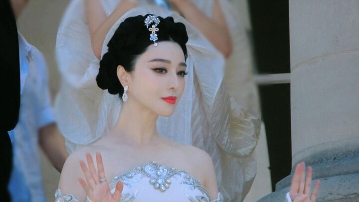 Ba ngày chín bộ! Phạm Băng Băng lại một lần nữa khiến cả khán trường trầm trồ tại Tuần lễ Thời trang