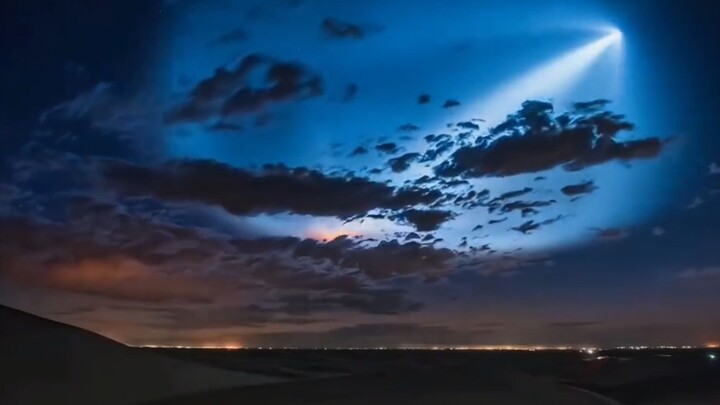 People who can see this shooting star must be very lucky, right?