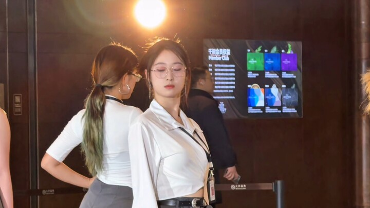 บางคนดูเหมือนเลิกงานแล้ว แต่ก็ยังไม่ได้เลิกงาน I 【กระโปรงสั้น】- อาร์มีของ AOA ที่หนึ่ง