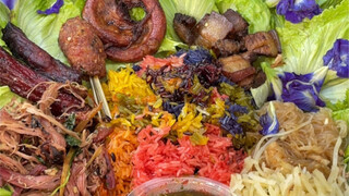 أرز لزج ملون من يُونَن! يبدو مثل صندوق الطعام في شمال شرق الصين! كل أنواع الأطعمة معًا!