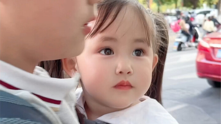 الأخت الصغيرة التي كانت تنتظر أخاها بعد المدرسة كبرت تدريجياً.