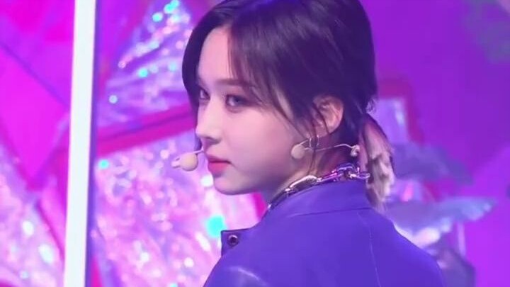 جين مين تينغ فشلت في التحكم بتعابير وجهها في الشتاء هههههه، لقد ضحكتُ حتى الموت! لم أستطع التوقف، حق