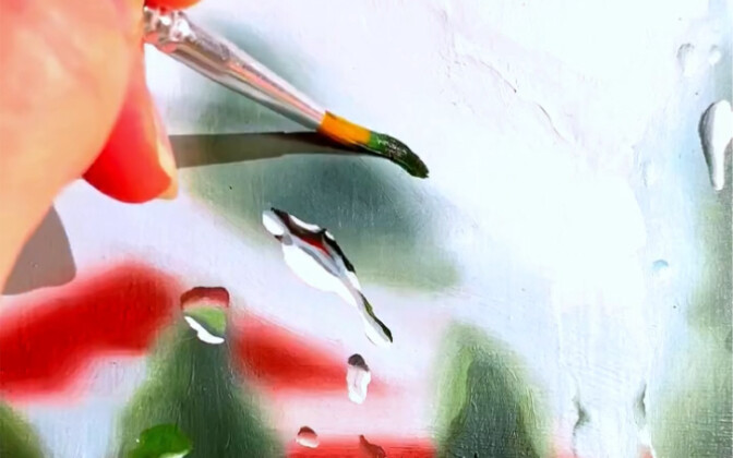 الفرشاة التي لامست الماء في النظرة الأولى، أما الماء في النظرة الثانية فكان رسمًا.