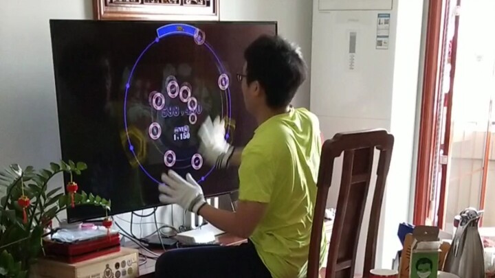 Pemain game musik yang sedang dihukum diam di rumah mulai mengutak-atik televisi